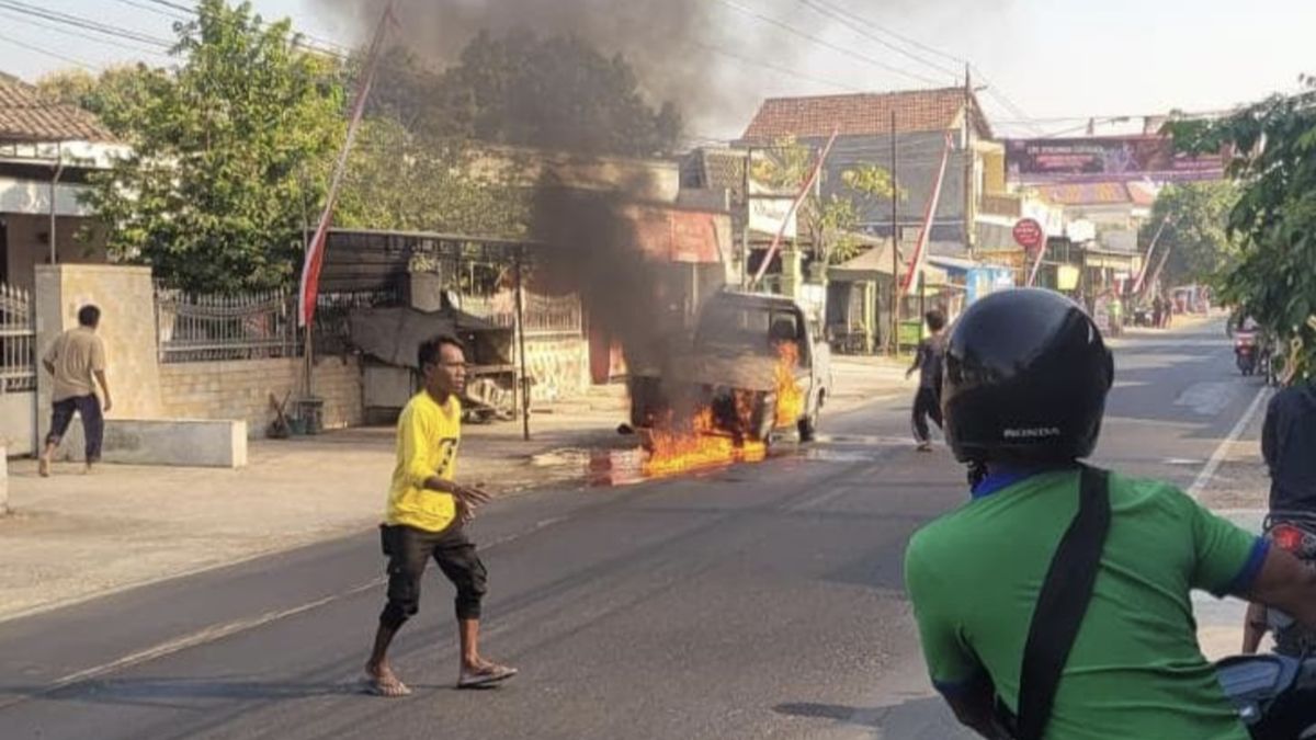 Roda Terlepas, Colt Pikap Terbakar di Sukoharjo