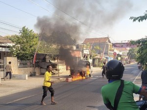 Roda Terlepas, Colt Pikap Terbakar di Sukoharjo
