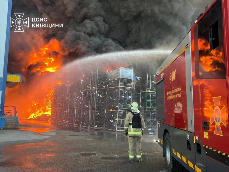 Situasi pasca-serangan pesawat nirawak Rusia terhadap sebuah gudang di wilayah Kyiv, Ukraina, Sabtu (29/8/2026). (State Emergency Service Of Ukraine/Handout via REUTERS)