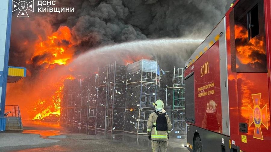Seorang petugas pemadam kebakaran bekerja di lokasi serangan drone Rusia, di tengah serangan Rusia terhadap Ukraina, di wilayah Kyiv, Ukraina, dalam foto yang dirilis pada 29 Agustus 2026. (Handout via REUTERS )