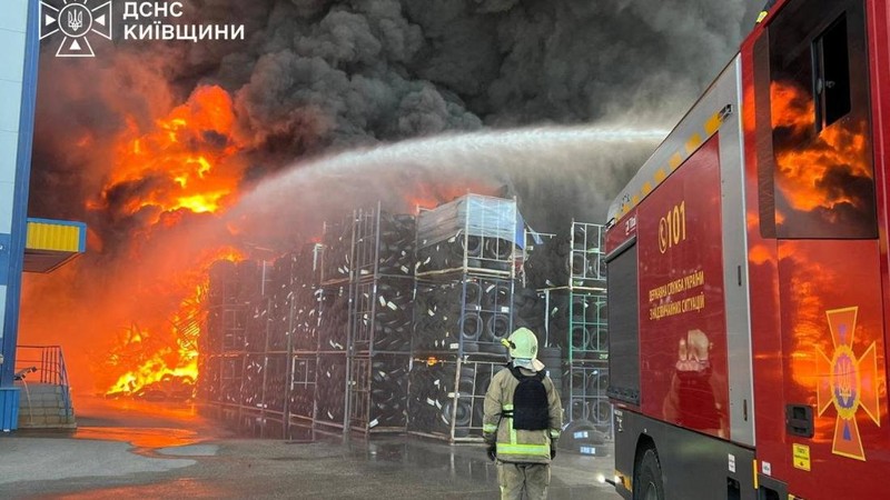 Seorang petugas pemadam kebakaran bekerja di lokasi serangan drone Rusia, di tengah serangan Rusia terhadap Ukraina, di wilayah Kyiv, Ukraina, dalam foto yang dirilis pada 29 Agustus 2026. (Handout via REUTERS )