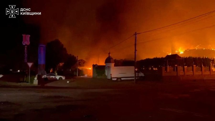 Situasi pasca-serangan pesawat nirawak Rusia terhadap sebuah gudang di wilayah Kyiv, Ukraina, Sabtu (29/8/2026). (State Emergency Service Of Ukraine/Handout via REUTERS)