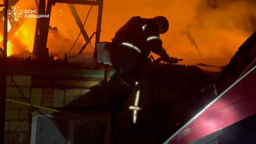 Situasi pasca-serangan pesawat nirawak Rusia terhadap sebuah gudang di wilayah Kyiv, Ukraina, Sabtu (29/8/2026). (State Emergency Service Of Ukraine/Handout via REUTERS)
