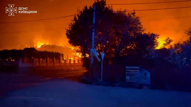 Situasi pasca-serangan pesawat nirawak Rusia terhadap sebuah gudang di wilayah Kyiv, Ukraina, Sabtu (29/8/2026). (State Emergency Service Of Ukraine/Handout via REUTERS)