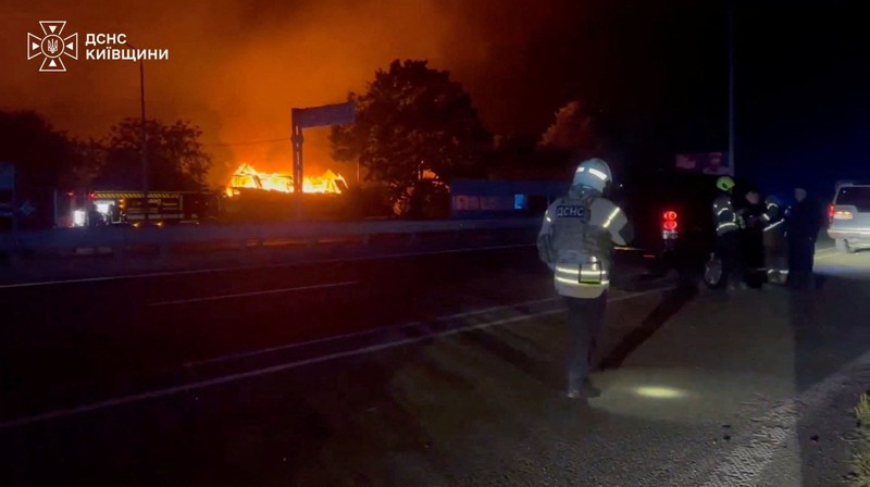 Situasi pasca-serangan pesawat nirawak Rusia terhadap sebuah gudang di wilayah Kyiv, Ukraina, Sabtu (29/8/2026). (State Emergency Service Of Ukraine/Handout via REUTERS)