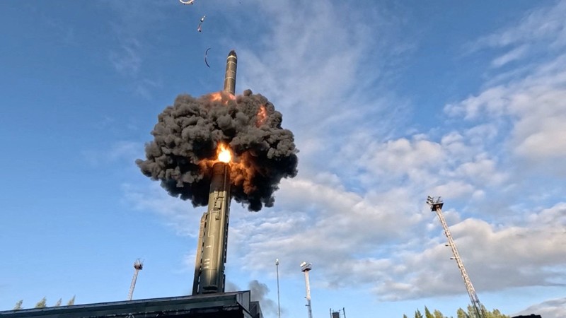 Uji coba peluncuran rudal balistik antarbenua Rusia di kosmodrom Plesetsk, Wilayah Arkhangelsk, Rusia, dalam gambar diam dari rekaman yang dirilis pada 28 Agustus 2026. (Russian Defence Ministry/Handout via REUTERS)