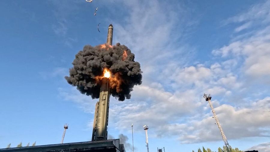 Uji coba peluncuran rudal balistik antarbenua Rusia di kosmodrom Plesetsk, Wilayah Arkhangelsk, Rusia, dalam gambar diam dari rekaman yang dirilis pada 28 Agustus 2026. (Russian Defence Ministry/Handout via REUTERS)