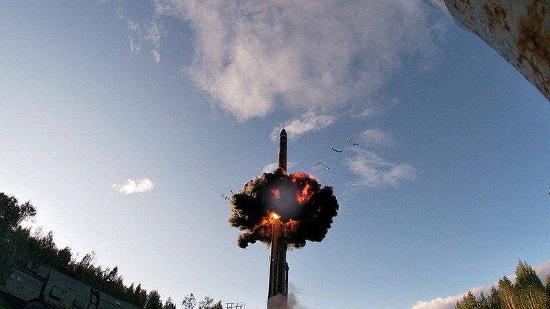 Uji coba peluncuran rudal balistik antarbenua Rusia di kosmodrom Plesetsk, Wilayah Arkhangelsk, Rusia, dalam gambar diam dari rekaman yang dirilis pada 28 Agustus 2026. (Russian Defence Ministry/Handout via REUTERS)