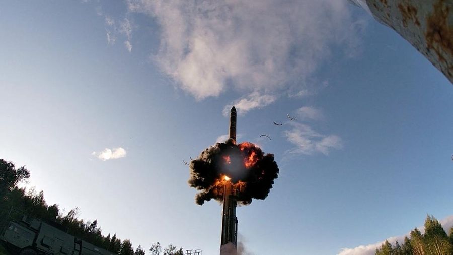 Uji coba peluncuran rudal balistik antarbenua Rusia di kosmodrom Plesetsk, Wilayah Arkhangelsk, Rusia, dalam gambar diam dari rekaman yang dirilis pada 28 Agustus 2026. (Russian Defence Ministry/Handout via REUTERS)
