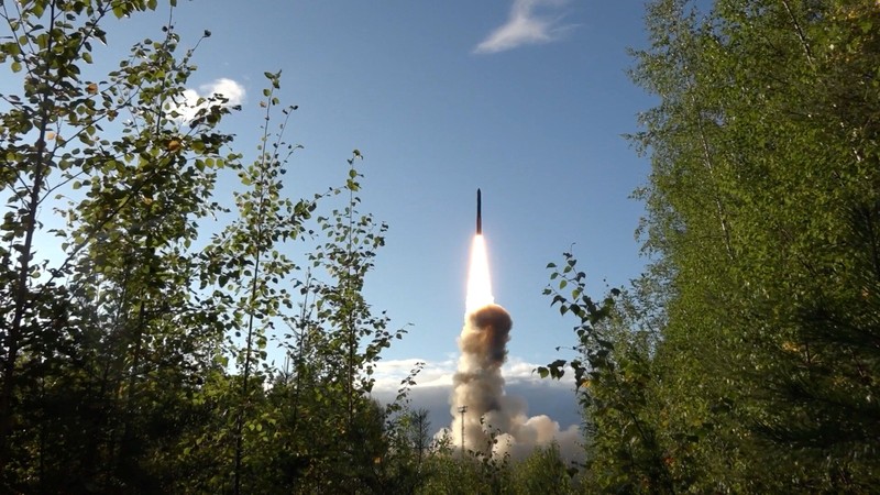 Uji coba peluncuran rudal balistik antarbenua Rusia di kosmodrom Plesetsk, Wilayah Arkhangelsk, Rusia, dalam gambar diam dari rekaman yang dirilis pada 28 Agustus 2026. (Russian Defence Ministry/Handout via REUTERS)