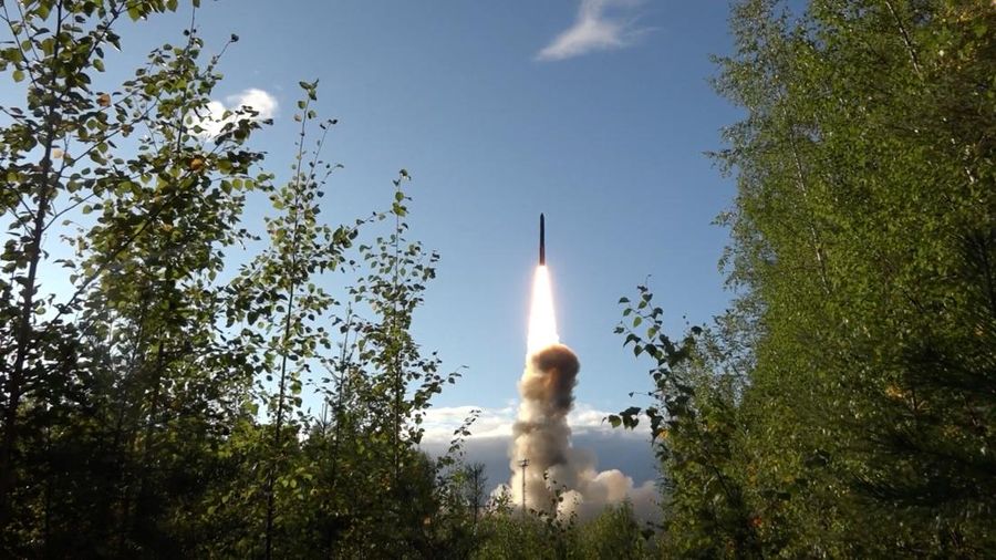 Uji coba peluncuran rudal balistik antarbenua Rusia di kosmodrom Plesetsk, Wilayah Arkhangelsk, Rusia, dalam gambar diam dari rekaman yang dirilis pada 28 Agustus 2026. (Russian Defence Ministry/Handout via REUTERS)