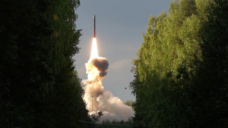 Uji coba peluncuran rudal balistik antarbenua Rusia di kosmodrom Plesetsk, Wilayah Arkhangelsk, Rusia, dalam gambar diam dari rekaman yang dirilis pada 28 Agustus 2026. (Russian Defence Ministry/Handout via REUTERS)