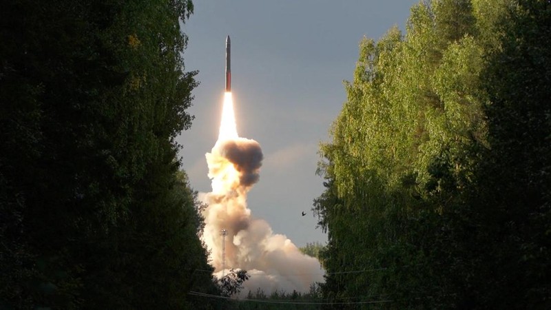 Uji coba peluncuran rudal balistik antarbenua Rusia di kosmodrom Plesetsk, Wilayah Arkhangelsk, Rusia, dalam gambar diam dari rekaman yang dirilis pada 28 Agustus 2026. (Russian Defence Ministry/Handout via REUTERS)