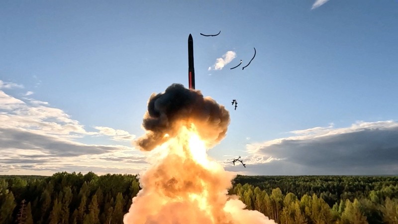 Uji coba peluncuran rudal balistik antarbenua Rusia di kosmodrom Plesetsk, Wilayah Arkhangelsk, Rusia, dalam gambar diam dari rekaman yang dirilis pada 28 Agustus 2026. (Russian Defence Ministry/Handout via REUTERS)