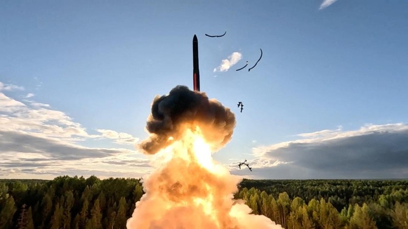 Uji coba peluncuran rudal balistik antarbenua Rusia di kosmodrom Plesetsk, Wilayah Arkhangelsk, Rusia, dalam gambar diam dari rekaman yang dirilis pada 28 Agustus 2026. (Russian Defence Ministry/Handout via REUTERS)