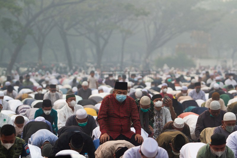 Umat ​​Muslim melaksanakan salat Istisqa untuk meminta hujan di kompleks Masjid Raya Mujahidin di Pontianak, Provinsi Kalimantan Barat, Sabtu (29/8/2026). (REUTERS/Victor Fidelis Sentosa)
