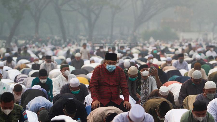 Umat ​​Muslim melaksanakan salat Istisqa untuk meminta hujan di kompleks Masjid Raya Mujahidin di Pontianak, Provinsi Kalimantan Barat, Sabtu (29/8/2026). (REUTERS/Victor Fidelis Sentosa)