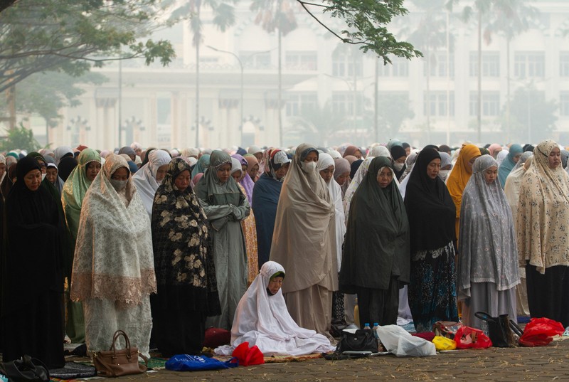 Umat ​​Muslim melaksanakan salat Istisqa untuk meminta hujan di kompleks Masjid Raya Mujahidin di Pontianak, Provinsi Kalimantan Barat, Sabtu (29/8/2026). (REUTERS/Victor Fidelis Sentosa)
