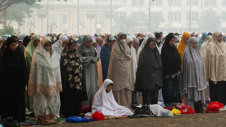 Umat ​​Muslim melaksanakan salat Istisqa untuk meminta hujan di kompleks Masjid Raya Mujahidin di Pontianak, Provinsi Kalimantan Barat, Sabtu (29/8/2026). (REUTERS/Victor Fidelis Sentosa)