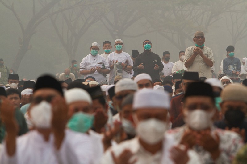Umat ​​Muslim melaksanakan salat Istisqa untuk meminta hujan di kompleks Masjid Raya Mujahidin di Pontianak, Provinsi Kalimantan Barat, Sabtu (29/8/2026). (REUTERS/Victor Fidelis Sentosa)