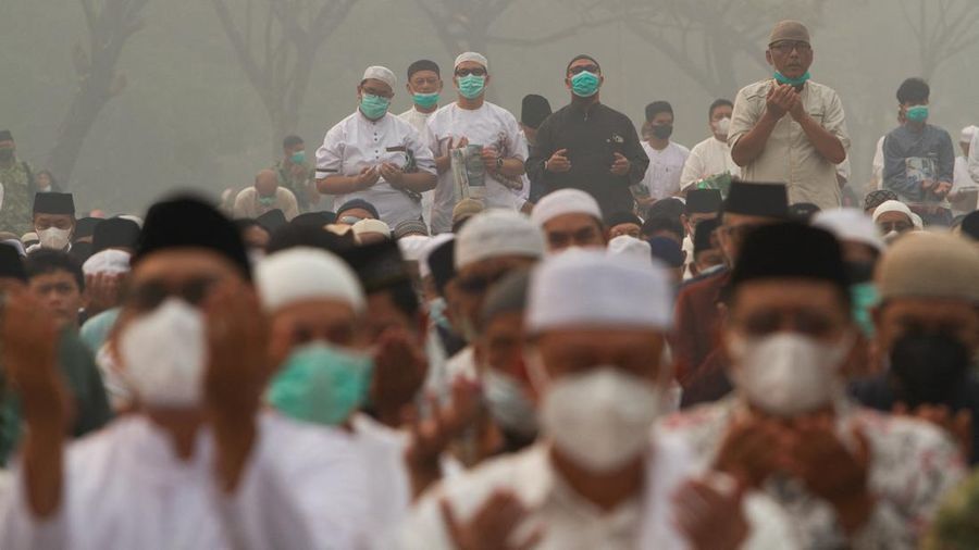 Umat ​​Muslim melaksanakan salat Istisqa untuk meminta hujan di kompleks Masjid Raya Mujahidin di Pontianak, Provinsi Kalimantan Barat, Sabtu (29/8/2026). (REUTERS/Victor Fidelis Sentosa)