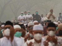 Minta Hujan! Potret Ribuan Warga Kalbar Salat, Dikepung Asap Karhutla