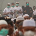 Umat Muslim melaksanakan salat Istisqa untuk meminta hujan di kompleks Masjid Raya Mujahidin di Pontianak, Provinsi Kalimantan Barat, Sabtu (29/8/2026). (REUTERS/Victor Fidelis Sentosa)