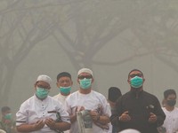 Umat Muslim melaksanakan salat Istisqa untuk meminta hujan di kompleks Masjid Raya Mujahidin di Pontianak, Provinsi Kalimantan Barat, Sabtu (29/8/2026). (REUTERS/Victor Fidelis Sentosa)