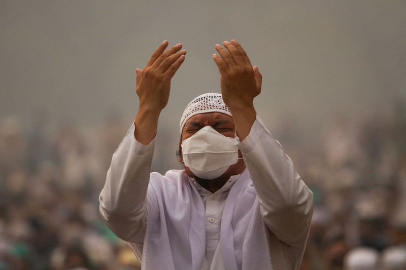 Umat ​​Muslim melaksanakan salat Istisqa untuk meminta hujan di kompleks Masjid Raya Mujahidin di Pontianak, Provinsi Kalimantan Barat, Sabtu (29/8/2026). (REUTERS/Victor Fidelis Sentosa)