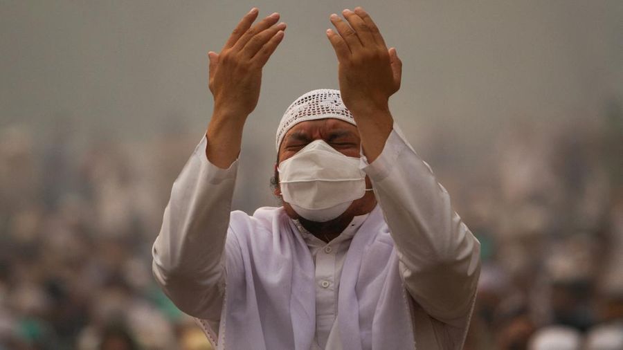 Umat ​​Muslim melaksanakan salat Istisqa untuk meminta hujan di kompleks Masjid Raya Mujahidin di Pontianak, Provinsi Kalimantan Barat, Sabtu (29/8/2026). (REUTERS/Victor Fidelis Sentosa)