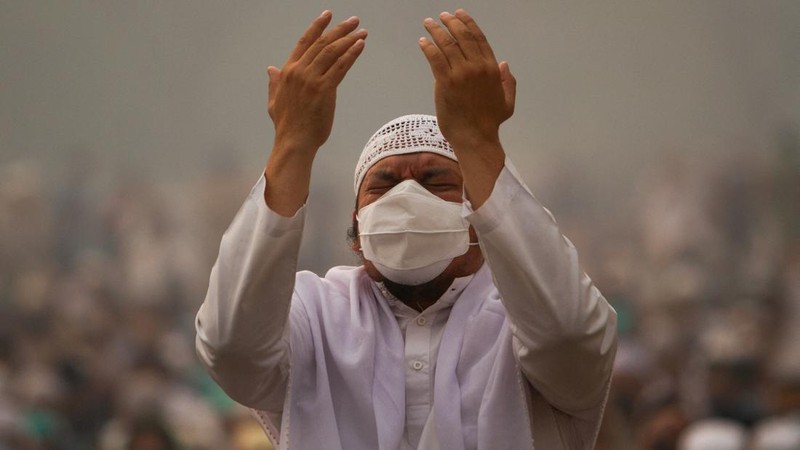 Umat ​​Muslim melaksanakan salat Istisqa untuk meminta hujan di kompleks Masjid Raya Mujahidin di Pontianak, Provinsi Kalimantan Barat, Sabtu (29/8/2026). (REUTERS/Victor Fidelis Sentosa)