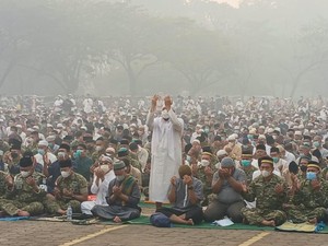 Video: Momen Warga Kalbar Gelar Salat Istisqa di Tengah Kabut Asap Karhutla