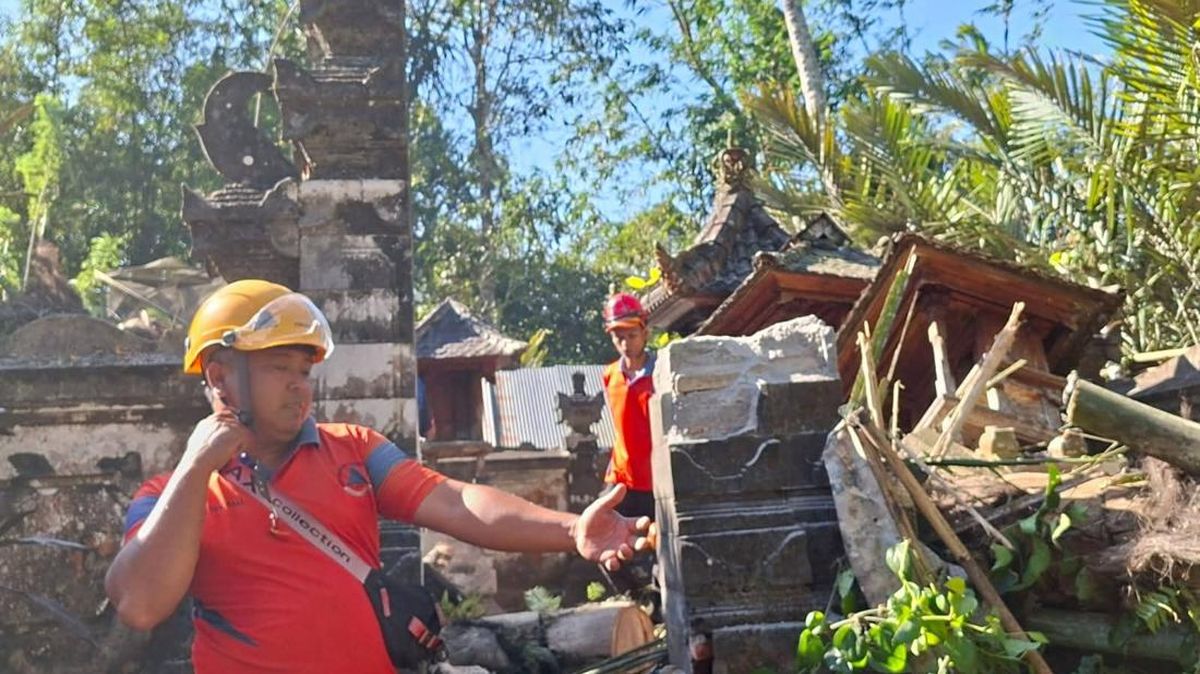 Angin Kencang, Pohon Tumbang Timpa Palinggih-Rumah Warga Karangasem