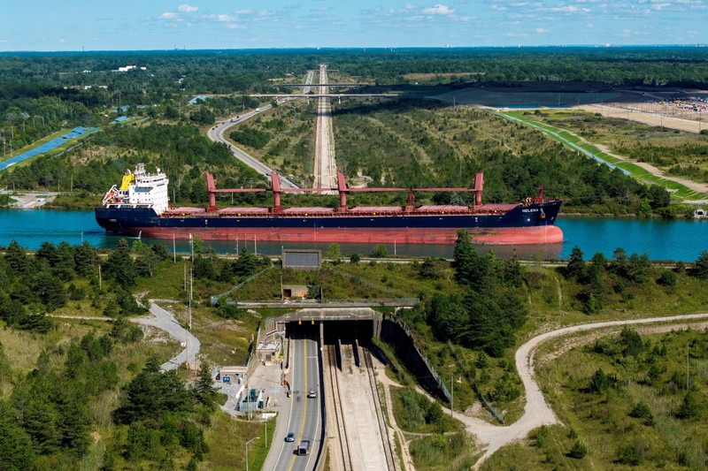 Premier Ontario Doug Ford pasang papan peringatan usai Trump terbitkan perintah eksekutif ubah nama Danau Ontario, Minggu (30/8/2026). (REUTERS/Carlos Osorio)