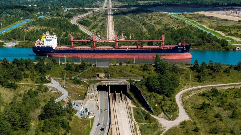 Foto udara memperlihatkan kapal pengangkut curah Helena G saat melintasi Pintu Air 6 Kanal Welland yang menghubungkan Danau Ontario dan Danau Erie di dalam wilayah provinsi Ontario, Kanada, Minggu (30/8/2026). Presiden AS Donald Trump menandatangani