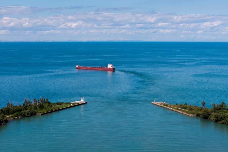 Premier Ontario Doug Ford pasang papan peringatan usai Trump terbitkan perintah eksekutif ubah nama Danau Ontario, Minggu (30/8/2026). (REUTERS/Carlos Osorio)