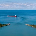 Foto udara memperlihatkan kapal pengangkut curah Helena G saat melintasi Pintu Air 6 Kanal Welland yang menghubungkan Danau Ontario dan Danau Erie di dalam wilayah provinsi Ontario, Kanada, Minggu (30/8/2026). Presiden AS Donald Trump menandatangani