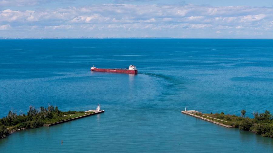 Foto udara memperlihatkan kapal pengangkut curah Helena G saat melintasi Pintu Air 6 Kanal Welland yang menghubungkan Danau Ontario dan Danau Erie di dalam wilayah provinsi Ontario, Kanada, Minggu (30/8/2026). Presiden AS Donald Trump menandatangani