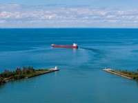 Foto udara memperlihatkan kapal pengangkut curah Helena G saat melintasi Pintu Air 6 Kanal Welland yang menghubungkan Danau Ontario dan Danau Erie di dalam wilayah provinsi Ontario, Kanada, Minggu (30/8/2026). Presiden AS Donald Trump menandatangani