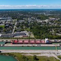 Foto udara memperlihatkan kapal pengangkut curah Helena G saat melintasi Pintu Air 6 Kanal Welland yang menghubungkan Danau Ontario dan Danau Erie di dalam wilayah provinsi Ontario, Kanada, Minggu (30/8/2026). Presiden AS Donald Trump menandatangani