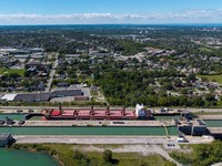 Foto udara memperlihatkan kapal pengangkut curah Helena G saat melintasi Pintu Air 6 Kanal Welland yang menghubungkan Danau Ontario dan Danau Erie di dalam wilayah provinsi Ontario, Kanada, Minggu (30/8/2026). Presiden AS Donald Trump menandatangani