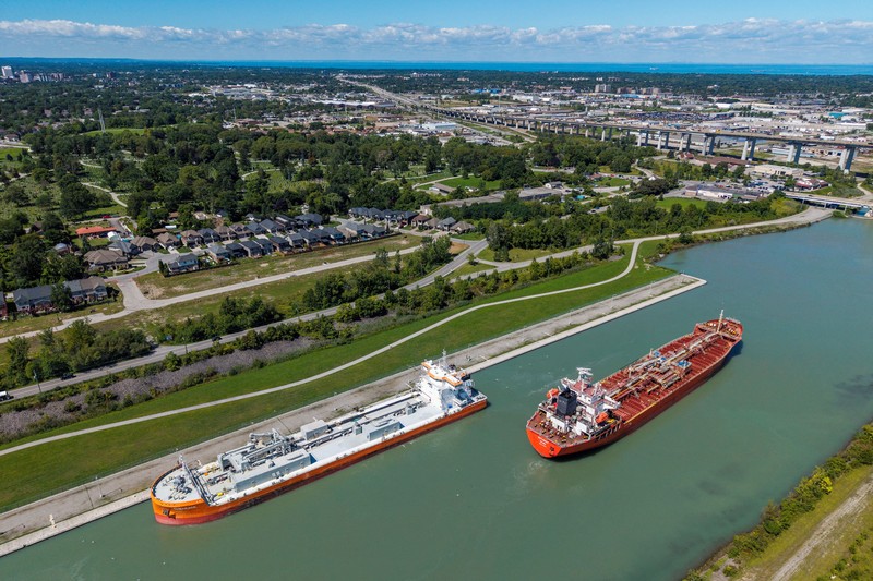 Premier Ontario Doug Ford pasang papan peringatan usai Trump terbitkan perintah eksekutif ubah nama Danau Ontario, Minggu (30/8/2026). (REUTERS/Carlos Osorio)