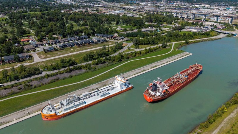 Foto udara memperlihatkan kapal pengangkut curah Helena G saat melintasi Pintu Air 6 Kanal Welland yang menghubungkan Danau Ontario dan Danau Erie di dalam wilayah provinsi Ontario, Kanada, Minggu (30/8/2026). Presiden AS Donald Trump menandatangani