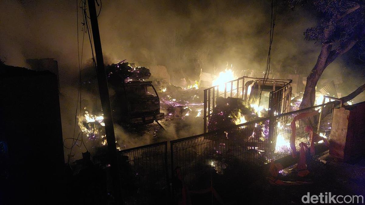 Gudang Rongsok di Leces Probolinggo Ludes Terbakar, 2 Truk Ikut Hangus