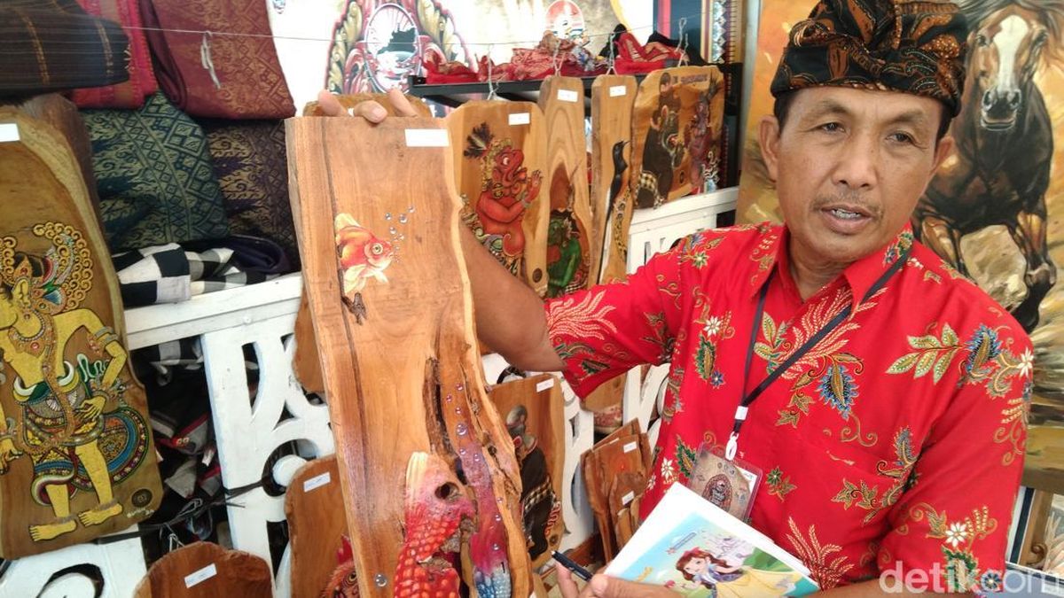 Cerita Wayan Sution Manfaatkan Limbah Kayu untuk Melukis Wayang