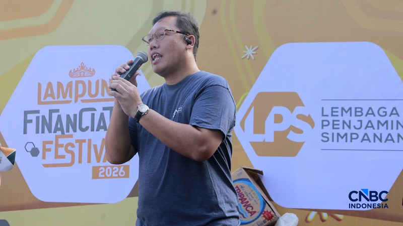 Warga mengikuti kegiatan Zumba di Pusat Kegiatan Olahraga (PKOR), Bandar Lampung, Lampung, Minggu (30/8/2026). (CNBC Indonesia/Muhammad Sabki)