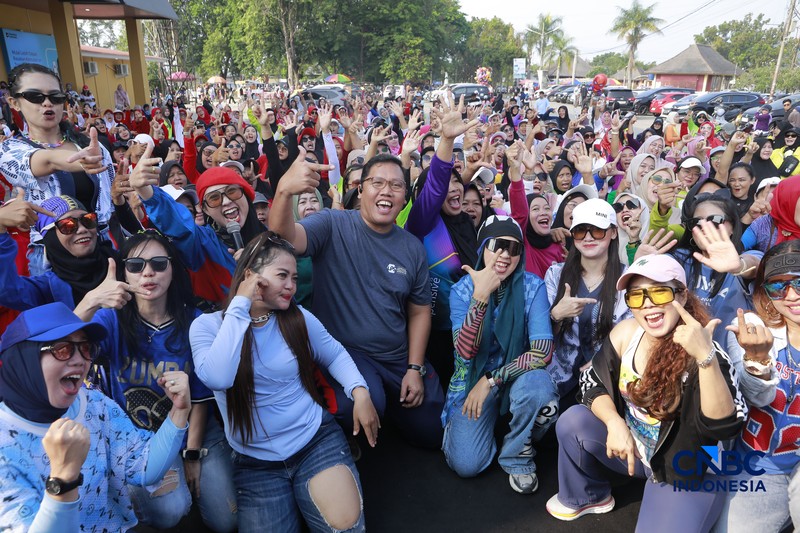 Warga mengikuti kegiatan Zumba di Pusat Kegiatan Olahraga (PKOR), Bandar Lampung, Lampung, Minggu (30/8/2026). (CNBC Indonesia/Muhammad Sabki)