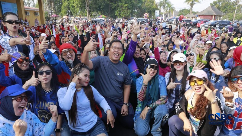 Kepala Perwakilan LPS I Regional Sumatera Jimmy Ardianto dalam kegiatan Zumba di Pusat Kegiatan Olahraga (PKOR), Bandar Lampung, Lampung, Minggu (30/8/2026). (CNBC Indonesia/Muhammad Sabki)