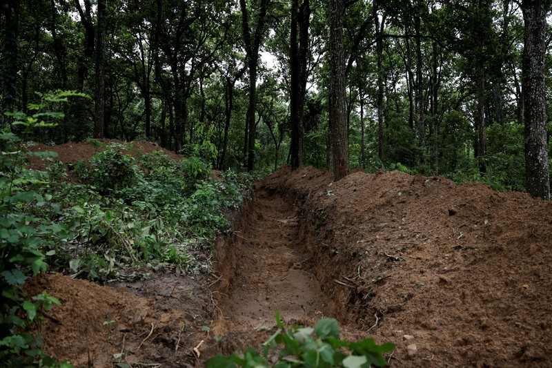 Pemakaman massal Devghat bagi para korban banjir bandang dan tanah longsor di Chitwan, Nepal, Minggu (30/8/2026). (REUTERS/Navesh Chitrakar)