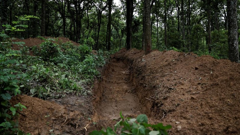 Pemakaman massal Devghat bagi para korban banjir bandang dan tanah longsor di Chitwan, Nepal, Minggu (30/8/2026). (REUTERS/Navesh Chitrakar)